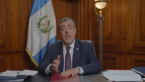 Bernardo Arévalo, presidente de Guatemala, anunció la derogatoria de los acuerdo que crearon el seguro obligatorio para vehículos. (Foto Prensa Libre: Captura de Pantalla)